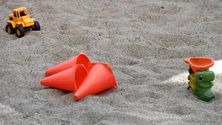 Förmchen im Sandkasten (Symbolfoto).
