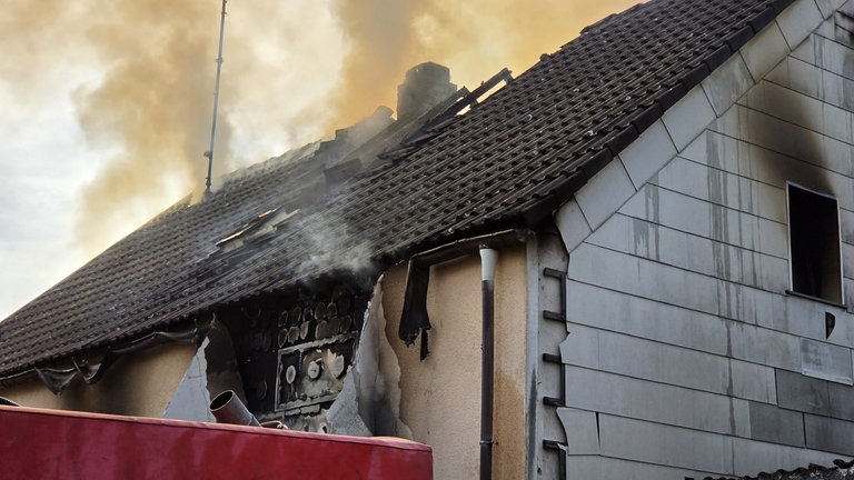 Die Feuerwehr hat einen Wohnhausbrand in Schönenberg-Kübelberg gelöscht.