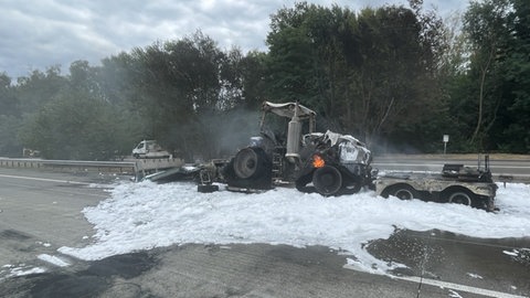 Auf der A6 hat am Nachmittag ein Lkw-Anhänger mit einem Traktor gebrannt