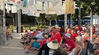 Der Schillerplatz in Kaiserslautern wird kurzerhand zum Kinoerlebnis für die Lautrer Betzefans. 