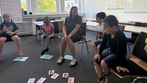 Wie wichtig es ist, sich sprachlich zu verständigen, das wissen die teilnehmenden Kinder hier in Pirmasens ganz genau und haben trotz lernen in der Ferienzeit viel Spaß miteinander. 