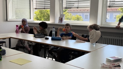 In einem Sommerkurs der VHS in Pirmasens lernen Kinder Deutsch während den Ferien. 