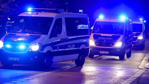 Symbolbild: Ein Einsatzwagen der Polizei fährt mit Blaulicht bei Nacht zu einem Einsatz.