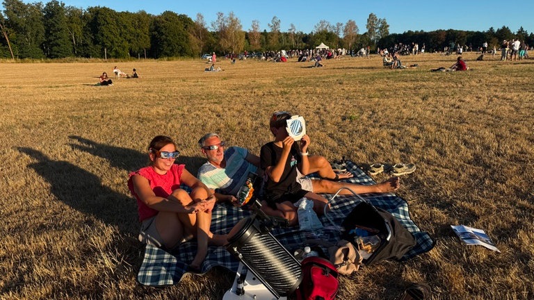 Wiese bei Schmalenberg im Kreis Südwestpfalz: Sonnenfinsternis beobachten; Die Studentische Arbeitsgemeinschaft für Astronomie hatte dort auch Teleskope zur Beobachtung der Sonnenfinsternis aufgebaut. 