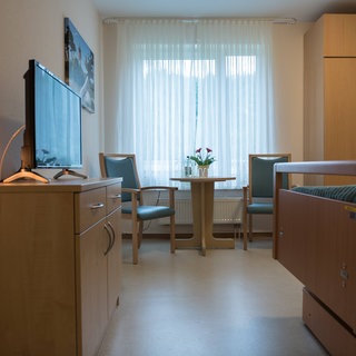 Leeres Zimmer in einem Seniorenheim mit Fernseher und Bett (Symbolbild).