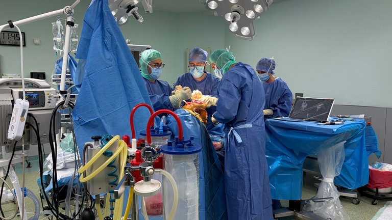Das Team um den Chefarzt der orthopädischen Chirurgie Bassam Qasem ist eingespielt. Jeder weiß, was er zu tun hat. 