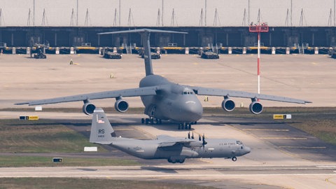 Auf der Air Base in Ramstein üben heute amerikanische und deutsche Feuerwehren zusammen beim Tag der offenen Tür.