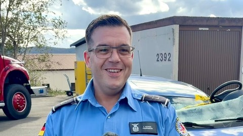 Als Gruppenleiter der deutschen Feuerwehr auf der Air Base in Ramstein macht Thomas Kennel seinen Traumjob. Er ist Quereinsteiger und würde diesen Weg immer wieder gehen. 