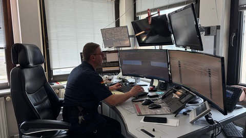 Er hat den besten Blick auf die Start- und Landebahn der Air Base Ramstein. Der 59-jährige Markus Krüger arbeitet seit 1995 in der Einsatzzentrale des Control Towers. 