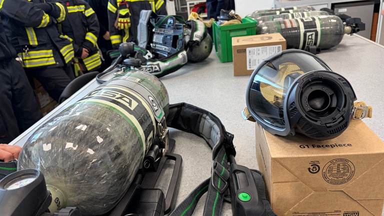 Ohne Atemschutzmaske und Sauerstoffflasche geht im Ernstfall nichts. Im Wartungsraum wird das Equipment der Feuerwehrleute regelmäßig geprüft.