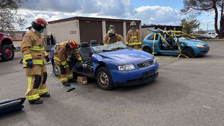 Personenrettung aus einem Unfallwagen. Auch das zeigen die Feuerwehren beim Tag der offenen Tür. 