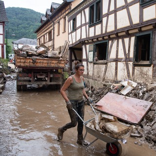 Erste Tage nach der Flut: Aufräumarbeiten in Dernau nach der Hochwasser-Katastrophe