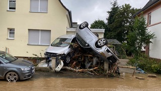 Autos wie Spielzeug: Die Wassermassen haben große Teile der Bad Neuenahrer Innenstadt verwüstet. 