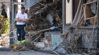 Ein Mitarbeiter des DRK schaut sich die Zerstörungen in Mayschoß an. Zahlreiche Häuser in dem Ort wurden von der Flutwelle stark in Mitleidenschaft gezogen oder ganz fortgerissen. 