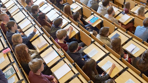 Studierende der Universität Landau sitzen im großen Hörsaal der Hochschule