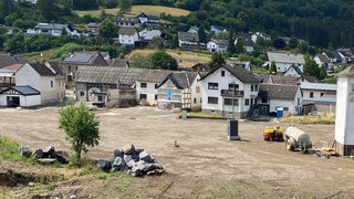 In Schuld ist das Ufer an der Ahr im Juni 2022 aufgeräumt, vor der Flut standen dort Häuser.