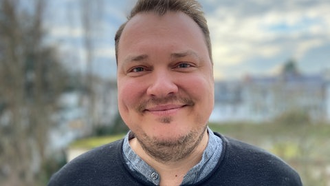 Portraitfoto von Reporter Christian Giese-Kessler aus dem SWR-Studio Koblenz in Rheinland-Pfalz. 