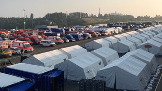 Einsatzfahrzeuge und Zelte auf dem Nürburgring.