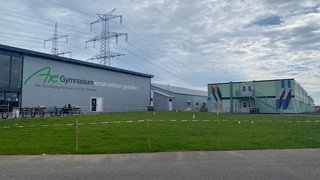 Der Container-Standort des Are-Gymnasiums in Grafschaft. Links die Sporthalle mit der großen Aufschrift Are-Gymnasium, rechts die Schul-Container.
