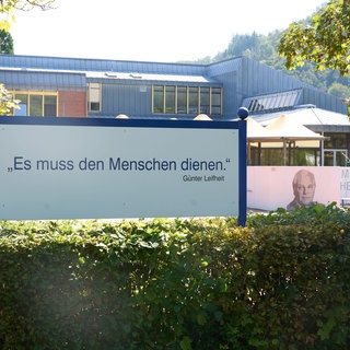 Ein Zitat des Unternehmers Günter Leifheit steht am Rande des Leifheit-Campus, eines privaten Gymnasiums in Nassau.
