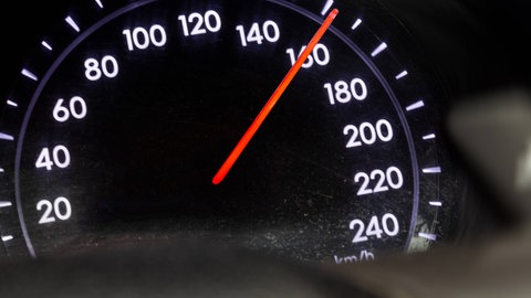 Tacho im Auto steht auf 160 kmh
