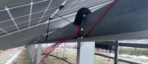 Kuperkabelreste an einer Photovoltaik-Anlage 