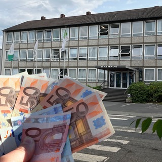 50-Euroscheine vor dem Rathaus in Wissen - der Stadt im Kreis Altenkirchen geht das Geld aus.