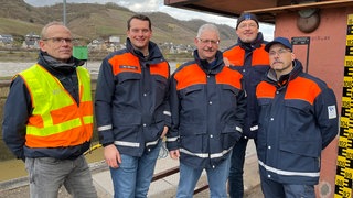 Dirk Hansen, Tim Miesen, Christoph Weber, Tobias Schmidt und Michael Müller vom Wasserstraßen- und Schifffahrtsamt Mosel-Saar-Lahn sind stolz, dass die Schleuse Müden jetzt wieder läuft.