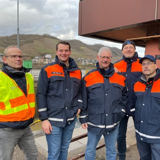 Dirk Hansen, Tim Miesen, Christoph Weber, Tobias Schmidt und Michael Müller vom Wasserstraßen- und Schifffahrtsamt Mosel-Saar-Lahn sind stolz, dass die Schleuse Müden jetzt wieder läuft.