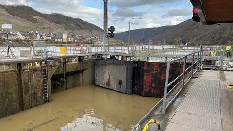 Die Torflügel der Schleuse Müden: Vor zwei Monaten wurden sie bei einem Schiffsunfall komplett zerstört. Jetzt sind sie wieder intakt.