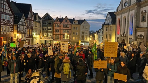 In Hachenburg haben am Samstag nach Polizeiangaben rund 1.200 Menschen für Demokratie und Vielfalt und gegen einen Rechtsruck demonstriert.