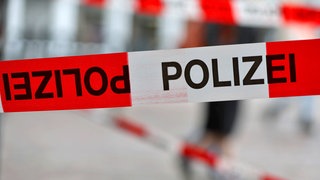 Polizeiabsperrung in Nahaufnahme (Symbolbild)