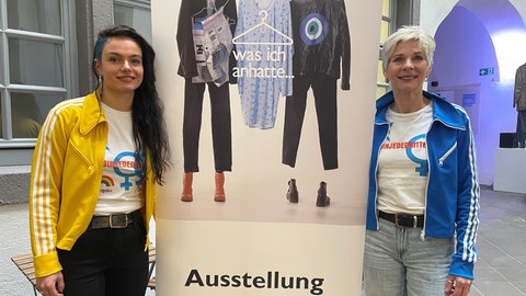 Regina Bies (links im Bild) von der Interventiosstelle Koblenz hat die Ausstellung "Was ich anhatte..." hierhin geholt. Die Kleidung von Alice Westphal (rechts im Bild) und ihre Geschichte sind auch mitausgestellt. Alice Westphal ist aus der Anonymität herausgetreten und ist inzwischen Aktivisten für die Rechte der Frauen.