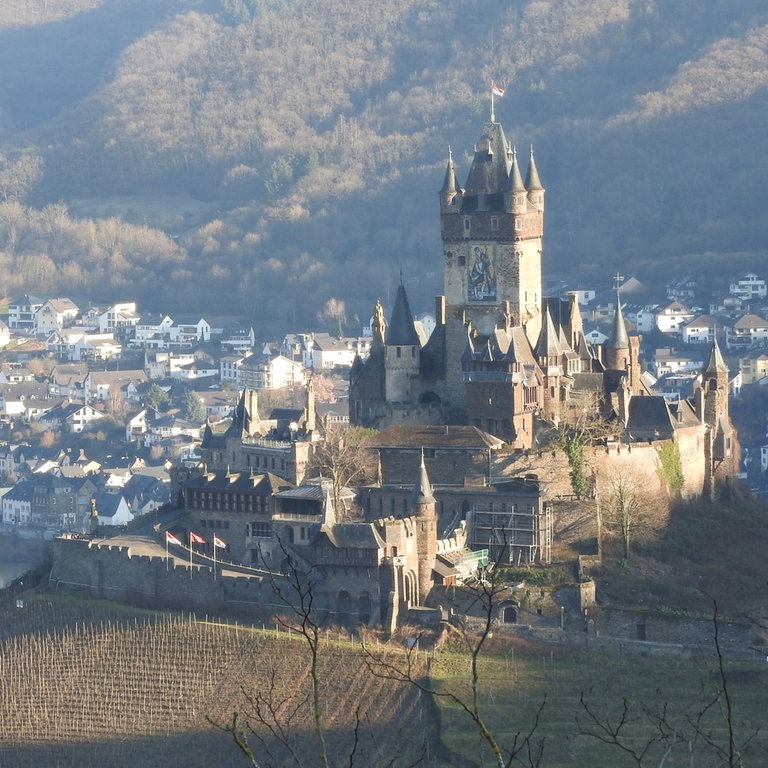 Die Reichsburg thront majestätisch oberhalb der Mosel in Cochem. Bei eisigen Temperaturen lag die Region am 17. Februar noch im Winterschlaf.