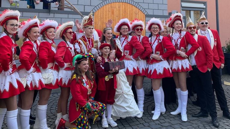 Das Karnevals-Prinzenpaar Sophie I. und Jakob I. mit seinem Gefolge vor dem großen Sturm auf das Rathaus in Vallendar am Schwerdonnerstag 2025. 