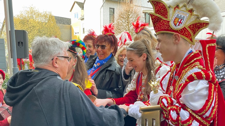 Der Vallendarer Bürgermeister hatan Schwerdonnerstag keine Chance und muss den Stadtschlüssel an die Karnevalisten übergeben.