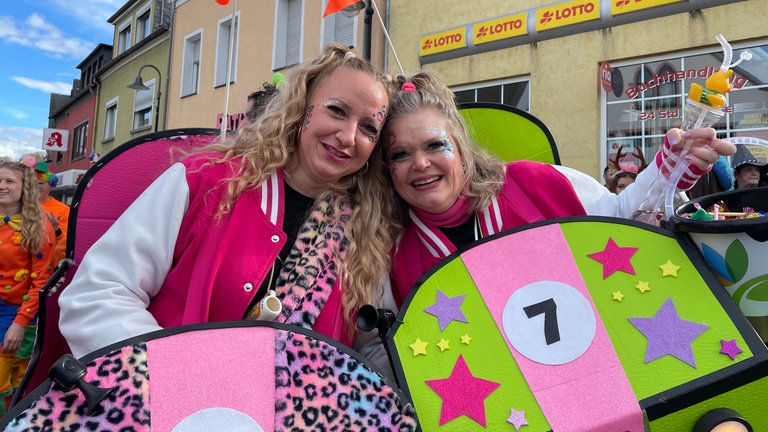 Bei dem Umzug in Mülheim-Kärlich sind auch zwei Frauen dabei, die sich als Autoscooter verkleidet haben.