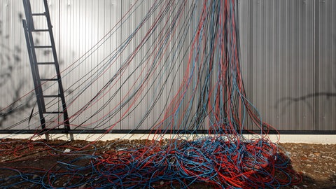 Viele Kabel (Symbolbild); bei Illerich in der Eifel wurde aus einem Solarpark Kupferkabel gestohlen. 