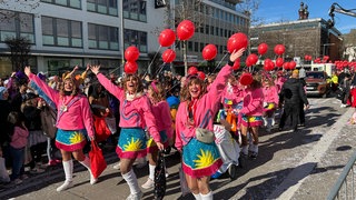 Fußgruppe in bunten Kostümen beim Rosenmontagsumzug in Koblenz 2025