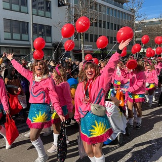 Fußgruppe in bunten Kostümen beim Rosenmontagsumzug in Koblenz 2025