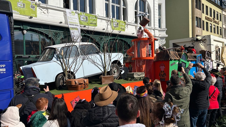 Der Höhepunkt des Straßenkarnevals - tausende Narren säumen in Koblenz mit bunten Kostümen den Rosenmontagszug