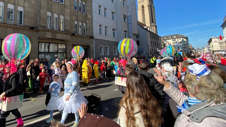 Der Höhepunkt des Straßenkarnevals - tausende Narren säumen in Koblenz mit bunten Kostümen den Rosenmontagszug