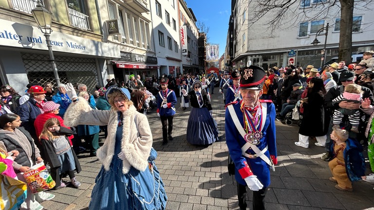 Der Rosenmontagsumzug in Koblenz zieht durch die Altstadt.
