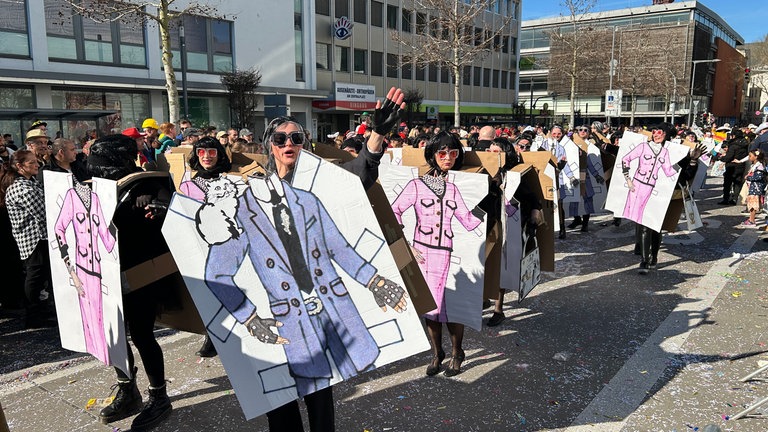 Gute Laune und bunte Kostüme beim Rosenmontagsumzug 2025 in Koblenz.