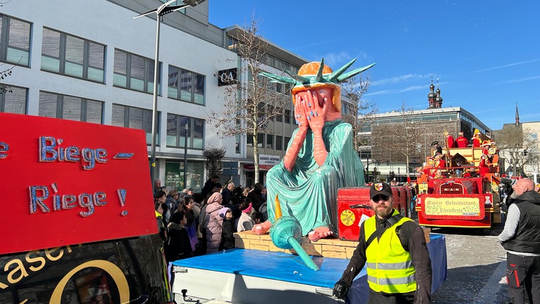 Gute Laune und bunte Kostüme beim Rosenmontagsumzug 2025 in Koblenz.