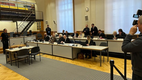Die Angeklagten "Vereinte Patrioten" kurz vor ihrem Urteil am Oberlandesgericht Koblenz