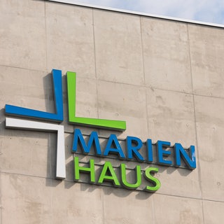 Der Schriftzug Marienhaus-Gruppe an einem Gebäude-Die Marienhaus-Gruppe übernimmt die DRK-Klinik in Neuwied