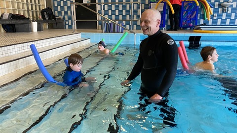 Im Schulschwimmbad des Gymnasiums Calvarienberg in Ahrweiler bietet das "Ahrtaler Reha-Sport-Zentrum" seit Anfang 2024 inklusive Schwimmkurse an. Kinder mit Beeinträchtigungen machen dort das "Seepferdchen"-Abzeichen.