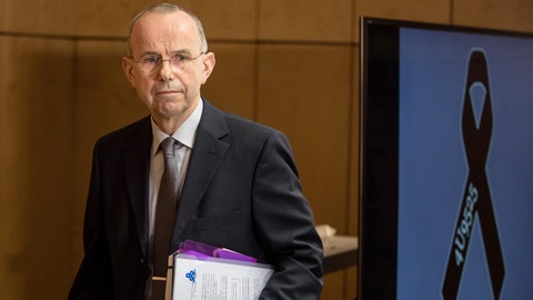Günter Lubitz, der Vater von Andreas Lubitz, bei einer Pressekonferenz im Jahr 2017