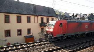 Im Mittelrheintal stehen wie hier in Oberwesel viele Häuser dicht an den Gleisen. Daher leiden zahlreiche Anwohner unter Bahnlärm.